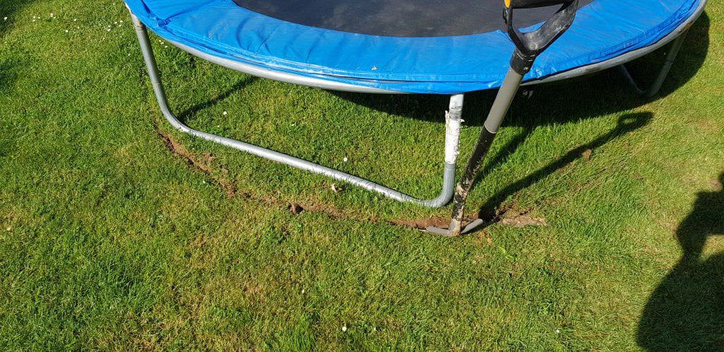 Bodentrampolin eingragebn trampolin einbuddeln erdtrampolin