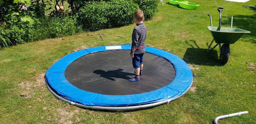 Bodentrampolin eingragebn trampolin einbuddeln erdtrampolin