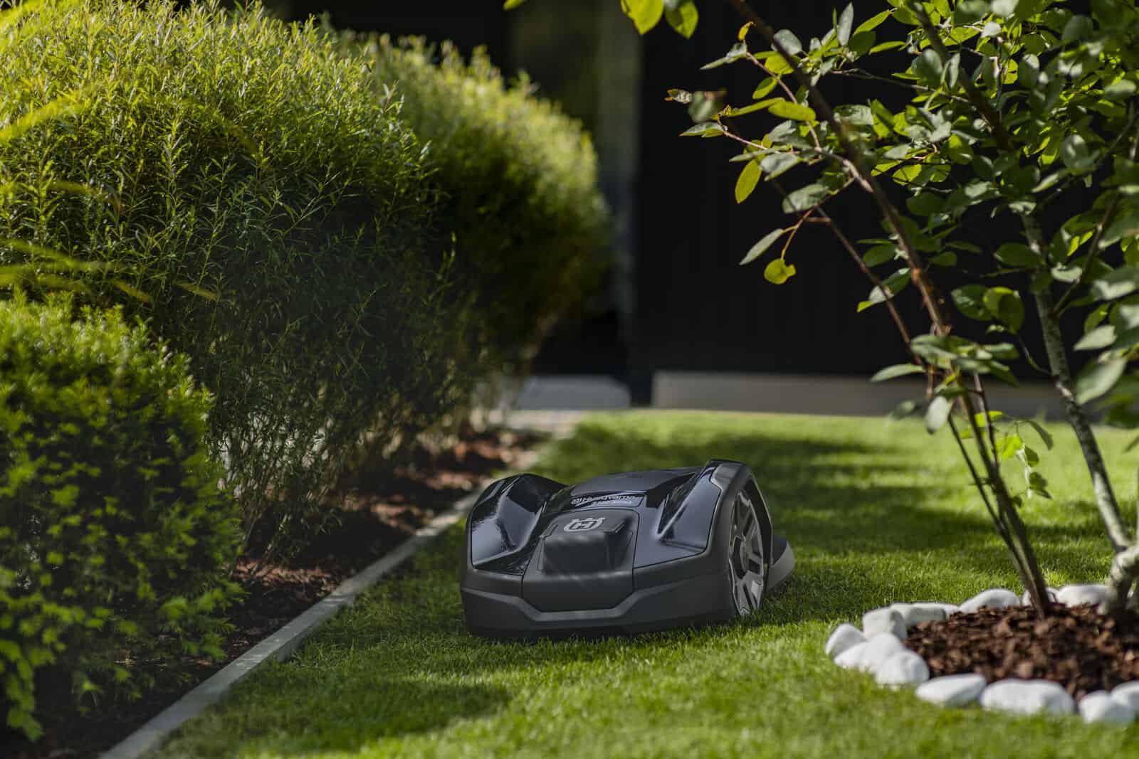 Husqvarna-310E-410XE-NERA-Automower_Lifestyle-2-medium